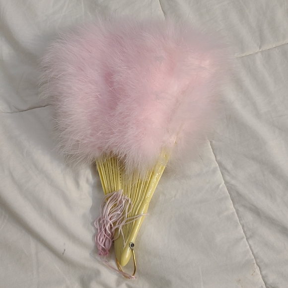 Vintage Fluffy Pink Feather Hand Fan. - Picture 6 of 10